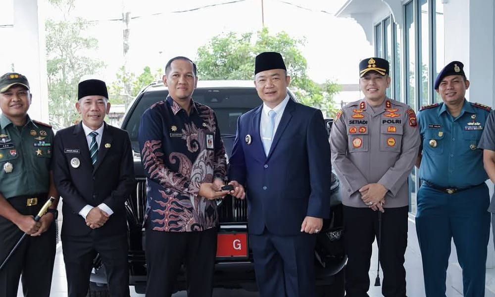 Penyerahan mobil dinas secara simbolis kepada Bupati Ketapang periode 2025 - 2030. Foto: Prokopim Pemkab Ketapang.