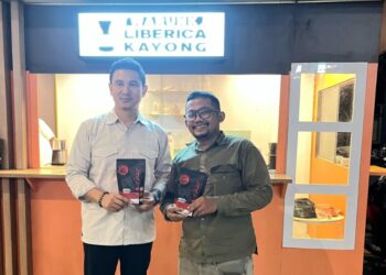 Gulam Mohamad Sahron bersama owner Kopi Leberika Danang Prastiyo memperlihatkan bentuk kemasan kopi Leberika Kayong Utara.