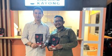 Gulam Mohamad Sahron bersama owner Kopi Leberika Danang Prastiyo memperlihatkan bentuk kemasan kopi Leberika Kayong Utara.