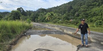 Jalan Lingkar Kayong Utara, Rusak Parah ,Seperti Kolam Ikan