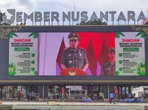 Bupati Jember Gus Fawait memberi sambutan saat apel kesiapsiagaan nasional Satpol PP, Damkarmat dan Satlinmas, disiarkan live di Megatron Alun-Alun Jember Nusantara. foto: Sigit Priyono/Jurnalis.co.id