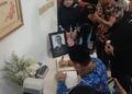 Gubernur Kalbar, Ria Norsan menulis dan menandatangani buku takziah untuk Perdana Menteri Malaysia ke - 5 Almarhum Tun Abdullah Bin Ahmad Badawi. di Konsulat Malaysia Jalan Perdana Pontianak, Kamis (17/04/2025).