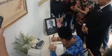 Gubernur Kalbar, Ria Norsan menulis dan menandatangani buku takziah untuk Perdana Menteri Malaysia ke - 5 Almarhum Tun Abdullah Bin Ahmad Badawi. di Konsulat Malaysia Jalan Perdana Pontianak, Kamis (17/04/2025).