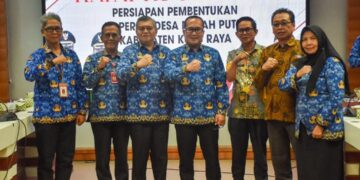 Sujiwo saat menyampaikan arahan pada rapat persiapan koordinasi pendirian pembentukan Koperasi Desa Merah Putih di Kabupaten Kubu Raya, Kamis (17/4/2025), di Ruang Pamong Praja I Kantor Bupati Kubu Raya.
