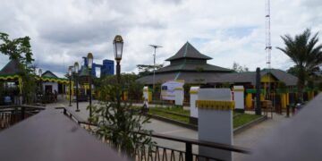 Revitalisasi kawasan Makam Kesultanan Pontianak menjadi lebih tertata dan rapi dilengkapi fasilitas dermaga apung untuk kapal wisata bersandar.