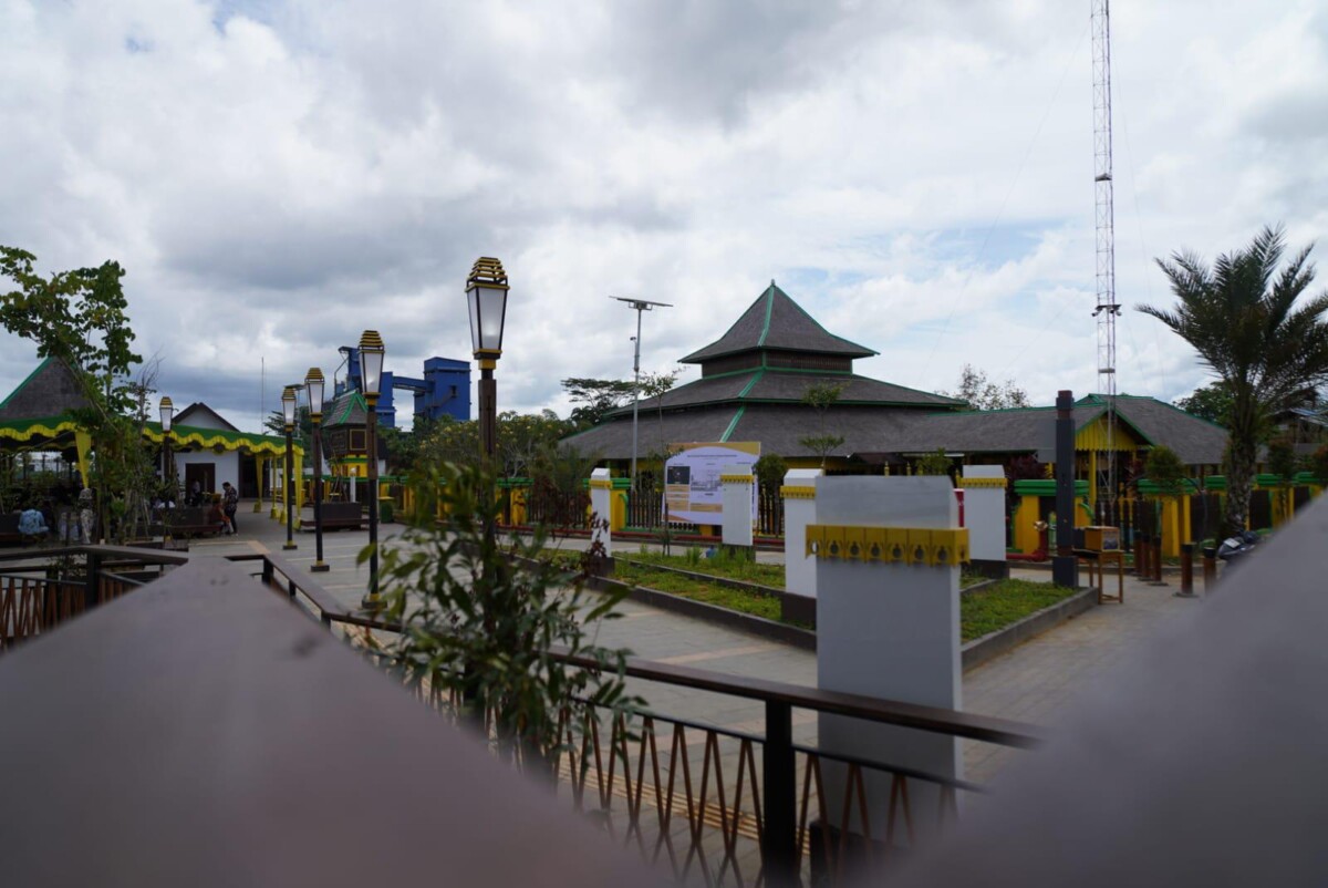 Revitalisasi kawasan Makam Kesultanan Pontianak menjadi lebih tertata dan rapi dilengkapi fasilitas dermaga apung untuk kapal wisata bersandar.