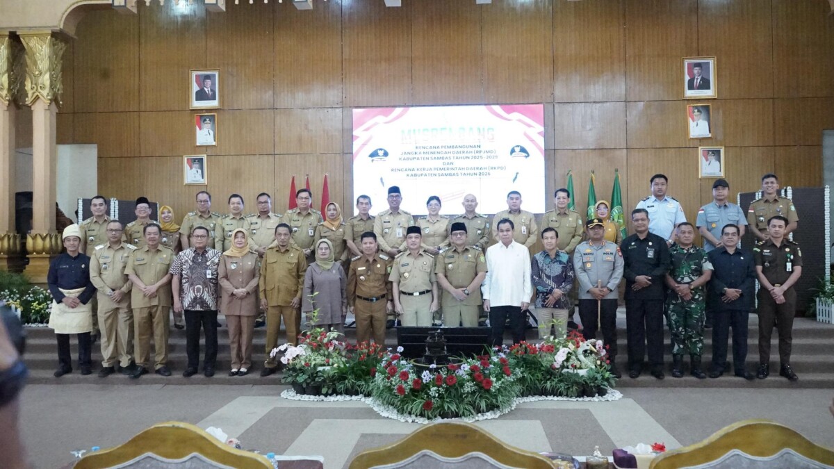 Bupati Sambas H. Satono, S. Sos. I. M.H., membuka Musrenbang Rancangan Awal Rencana Pembangunan Jangka Menengah Daerah (RPJMD) Kabupaten Sambas Tahun 2025-2029 dan Rencana Kerja Pemerintah Daerah (RKPD) Tahun 2026.