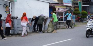 Pemerintah Kota Pontianak menggelar gotong royong bersama warga di Jalan Putri Candramidi Kecamatan Pontianak Kota, Minggu (20/4/2025).