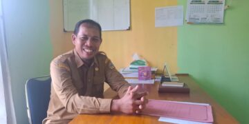 Saini Kepala Bidang Tenaga Kerja Dan Transmigrasi Kayong Utara saat ditemui wartawan diruang kerjanya, Selasa (16/04/2025). Foto. Bakri/Jurnalis.co.id