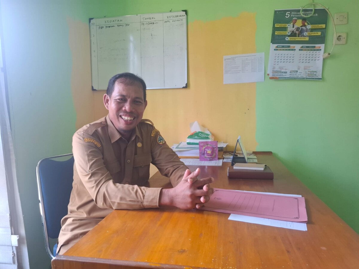 Saini Kepala Bidang Tenaga Kerja Dan Transmigrasi Kayong Utara saat ditemui wartawan diruang kerjanya, Selasa (16/04/2025). Foto. Bakri/Jurnalis.co.id
