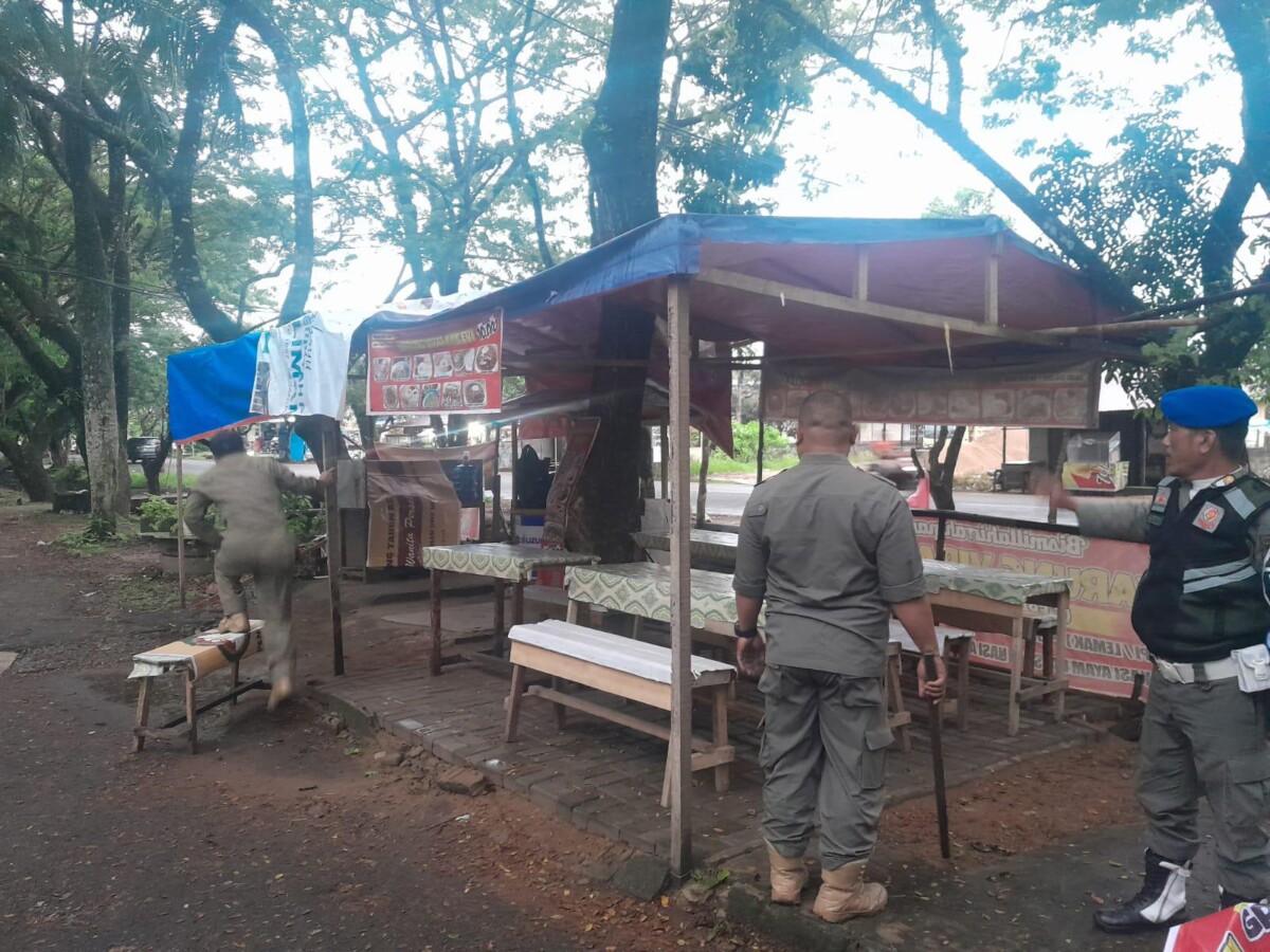 Petugas Satpol PP Kota Pontianak menertibkan lapak-lapak PKL di sepanjang bahu Jalan Ampera Pontianak Barat.