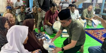 Bupati Sambas H. Satono, S. Sos. I. MH melakukan silahturahmi sekaligus menyerahkan bantuan beras kepada masyarakat Desa Semelagi Besar, Kecamatan Selakau, Minggu (20/4/2025).