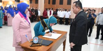 Bupati Kubu Raya Sujiwo mengukuhkan Atzebiyatulensi Sujiwo sebagai Ketua Tim Penggerak PKK, Ketua Tim Pembina Posyandu, Ketua Dekranasda, dan Bunda PAUD Kabupaten Kubu Raya Masa Bakti 2025-2030