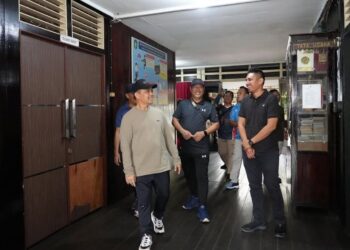 Gubernur Kalbar, Ria Norsan saat meninjau gedung Dekranasda dan fasilitas publik di kawasan musium Kalimantan Barat (20/04/2025).