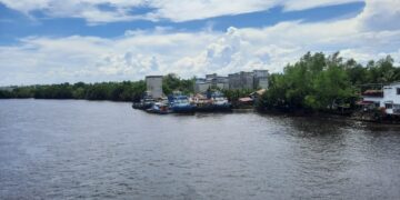 Penampakan kapal tugboat yang bertambat di tempat yang tak semestinya.