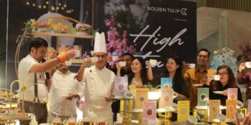 General Manager Golden Tulip Pontianak, bersama staff melakukan toast membuka acara High Tea Fest di Cinmoi Restaurant. Foto : Deny Wahyu Hendrata.