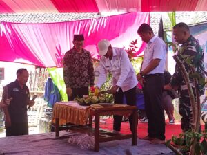 Wabup Jember Djoko Susanto potong tumpeng saat peringatan HUT SEKTI ke-22 di Desa Tempurejo. foto: Sigit Priyono/Jurnalis.co.id