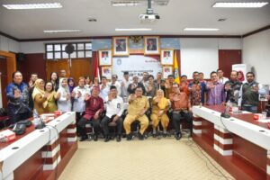 Wakil Bupati Sukiryanto saat membuka Rapat Koordinasi Pelaksanaan Penguatan Kapasitas Rumah Ibadah Ramah Anak Mewujudkan Kabupaten Layak Anak Kabupaten Kubu Raya Tahun 2025, Selasa (15/4/2025), di Kantor Bupati Kubu Raya.
