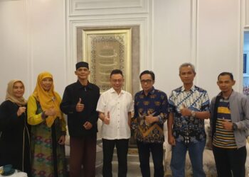 Edi Kamtono saat menerima kunjungan silaturahmi dari Pengurus Wilayah KAHMI dan FORHATI Kalbar beserta Panitia Muswil IX di kediamannya, Kamis malam (17/4/2025).