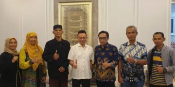 Edi Kamtono saat menerima kunjungan silaturahmi dari Pengurus Wilayah KAHMI dan FORHATI Kalbar beserta Panitia Muswil IX di kediamannya, Kamis malam (17/4/2025).