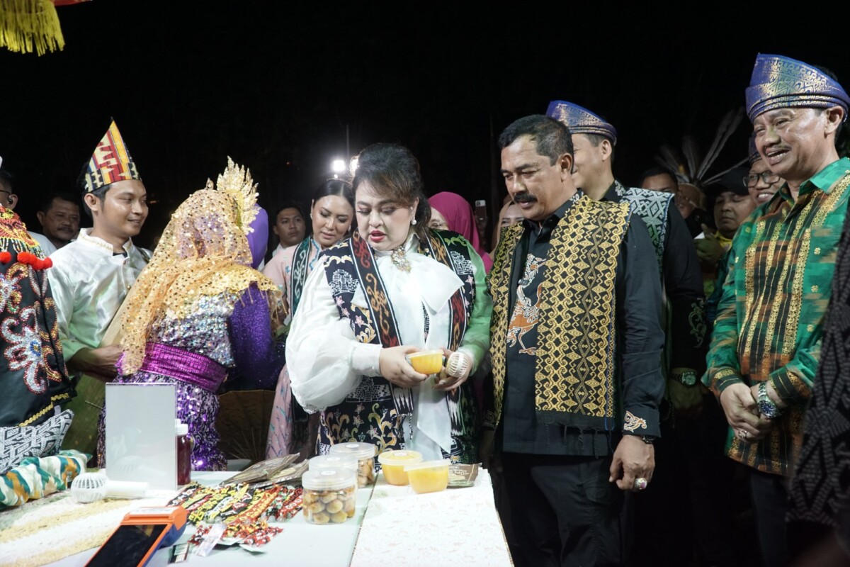 Menteri Imigrasi dan Permasyarakatan Agus Andriant melihat Booth Warga Binaan Kalbar pada Indonesian Prison Products and Arts Festival (IPPA Fest) di Lapangan Banteng, Jakarta. FOTO: istimewa.