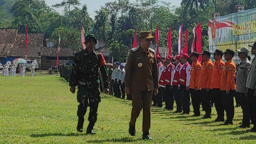 Bupati Fawait bersama Dandim 0824 Letkol Arm. Indra Andriansyah, G.Dip., M.Han, memeriksa pasukan TMMD ke-124 di lapangan Desa Plalangan. Foto:Sigit Priyono/Jurnalis.co.id