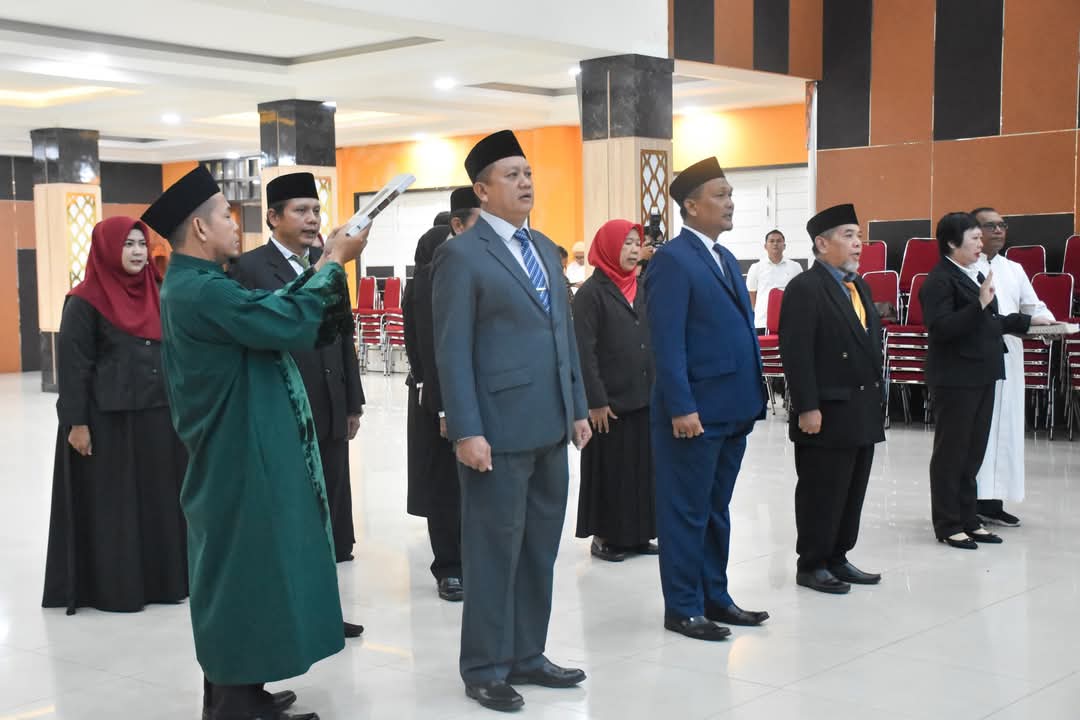 Bupati Kubu Raya, Sujiwo, melantik dan mengambil sumpah/janji jabatan sejumlah pejabat pimpinan tinggi pratama, administrator, dan fungsional di lingkungan Pemerintah Kabupaten Kubu Raya, Jumat (16/5/2025).