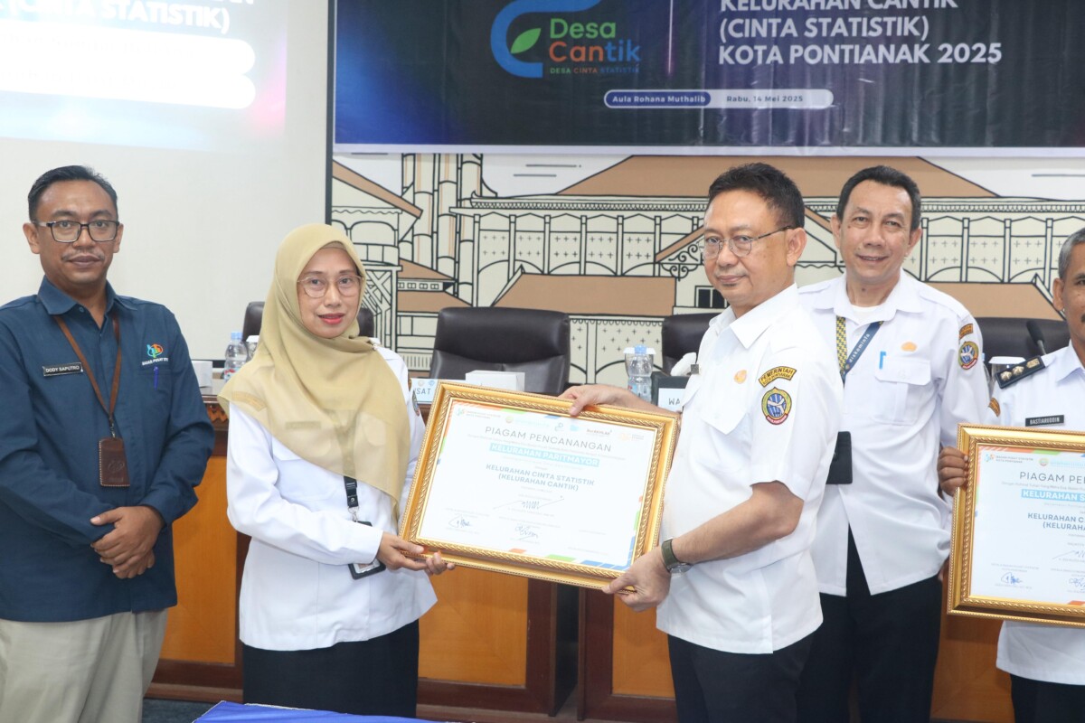 1. Penyerahan Piagam Pencanangan Kelurahan Cinta Statistik.
