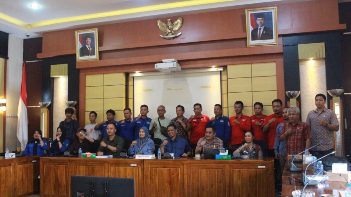 Anggota Komisi V DPRD Provinsi Kalbar saat menerima audiensi dari Link-AR Borneo bersama Aliansi Buruh Kebun Sawit Kalimantan Barat yang terdiri dari FSPBR Sambas, SERBUK Kalbar, GSBI Bengkayang dan SBK-KB Kubu Raya. Kamis (08/05/2025). Foto : Deny Wahyu Hendrata.
