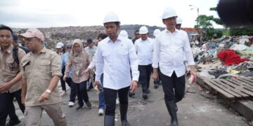 Menteri Lingkungan Hidup Hanif Faisol Nurofiq melakukan kunjungan kerja meninjau TPA Batu Layang.