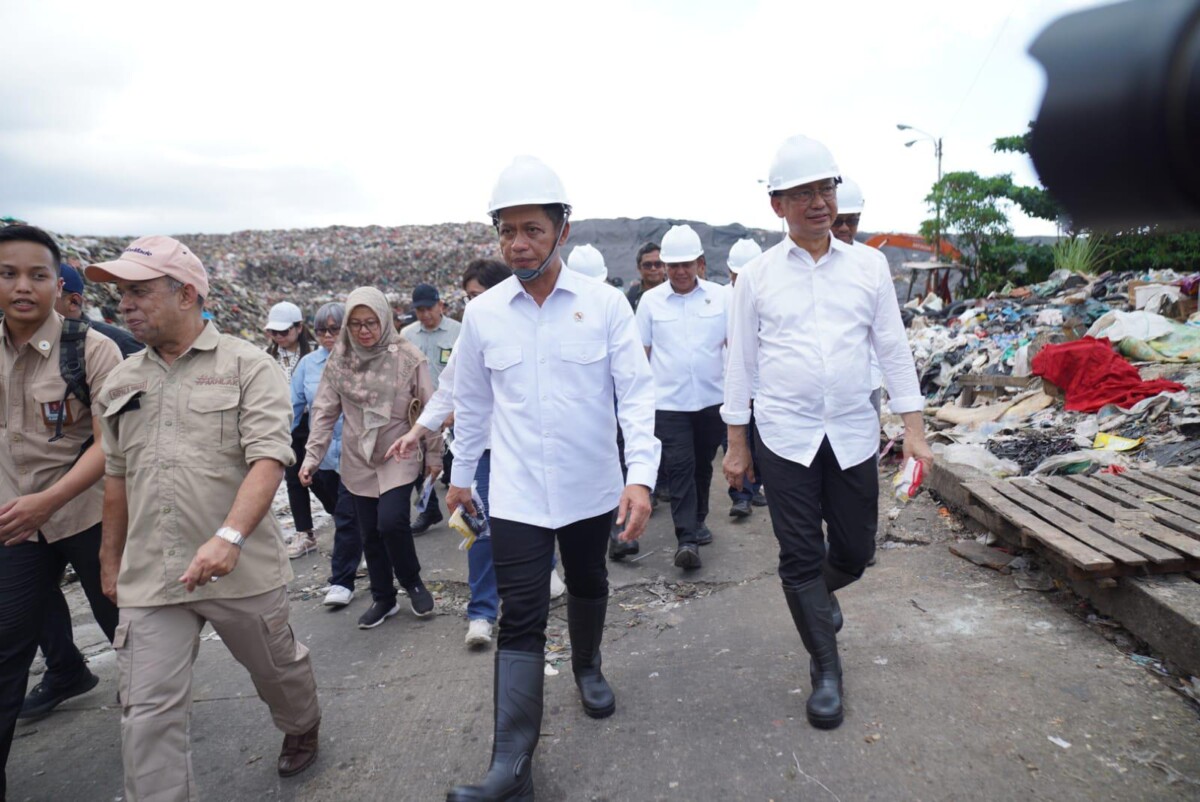 Menteri Lingkungan Hidup Hanif Faisol Nurofiq melakukan kunjungan kerja meninjau TPA Batu Layang.