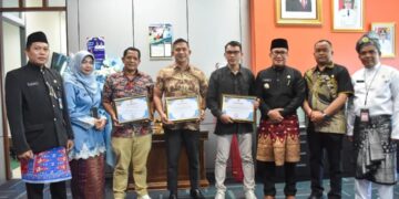 Bupati Kubu Raya Sujiwo saat menyerahkan penghargaan di ruang kerjanya, Jumat (2/5/2025).