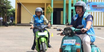 General Manager PLN UIP Kalbagbar, Johar Wijaya dan Direktur Braja Elektrik Motor, Yoga Uta Nugraha saat mengendarai motor listrik hasil pelatihan teknisi konversi motor listrik di SMKN 4 Pontianak. Rabu (14/05/2025). Foto : Deny Wahyu Hendrata.