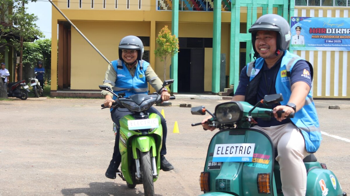 General Manager PLN UIP Kalbagbar, Johar Wijaya dan Direktur Braja Elektrik Motor, Yoga Uta Nugraha saat mengendarai motor listrik hasil pelatihan teknisi konversi motor listrik di SMKN 4 Pontianak. Rabu (14/05/2025). Foto : Deny Wahyu Hendrata.