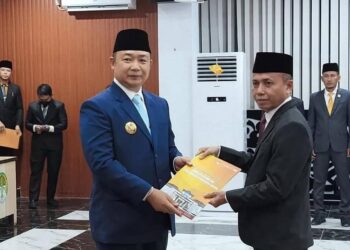 Bupati Ketapang, Alexander Wilyo menyerahkan SK pengangkatan Jabatan Sekda kepada Rapalianto. Foto: Prokopim Pemkab Ketapang.