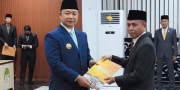 Bupati Ketapang, Alexander Wilyo menyerahkan SK pengangkatan Jabatan Sekda kepada Rapalianto. Foto: Prokopim Pemkab Ketapang.