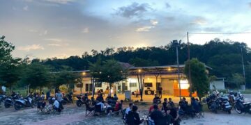 Kondisi kawasan Kios Kuliner UMKM Pantai Pulau Datok saat ramai pengunjung. Foto (istimewa)