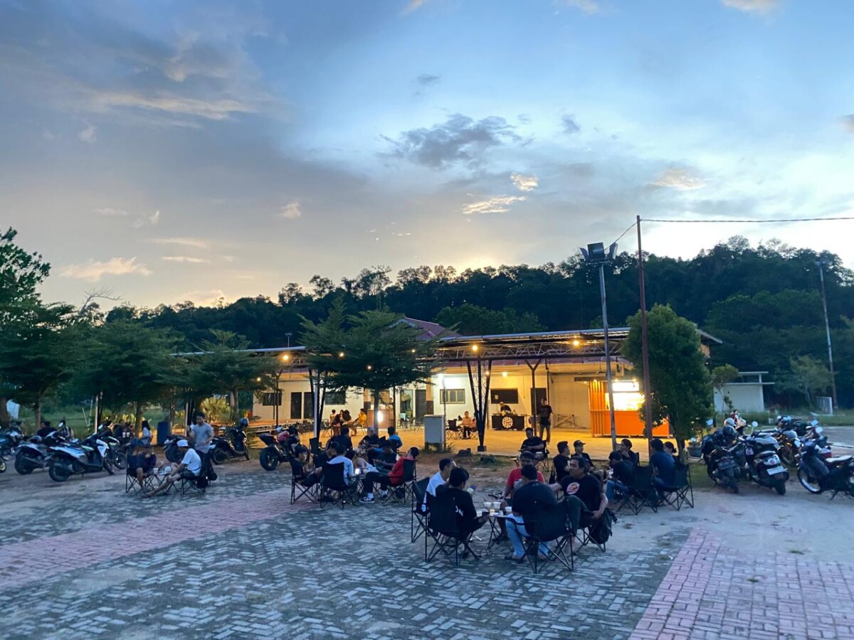 Kondisi kawasan Kios Kuliner UMKM Pantai Pulau Datok saat ramai pengunjung. Foto (istimewa)