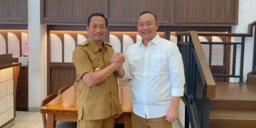 Bupati Ketapang dan Bupati Sukamara ketika bertemu di Jakarta, kemarin. Foto: Prokopim Pemkab Ketapang.
