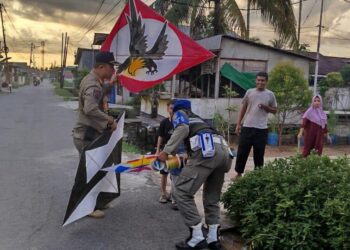Anggota Satpol PP Kota Pontianak saat melakukan razia layangan di sejumlah wilayah.