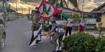 Anggota Satpol PP Kota Pontianak saat melakukan razia layangan di sejumlah wilayah.