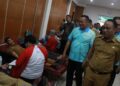 Wakil Gubernur Kalimantan Barat Krisantus Kurniawan bersama Dirut Bank Kalbar, Rokidi saat meninjau pelaksanaan donor darah dalam rangka HUT Bank Kalbar ke 61 di gedung Diklat dana pensiun Bank Kalbar Jalan Budi karya pada Selasa (06/05/2025). Foto : Deny Wahyu Hendrata.