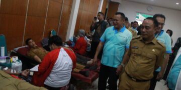 Wakil Gubernur Kalimantan Barat Krisantus Kurniawan bersama Dirut Bank Kalbar, Rokidi saat meninjau pelaksanaan donor darah dalam rangka HUT Bank Kalbar ke 61 di gedung Diklat dana pensiun Bank Kalbar Jalan Budi karya pada Selasa (06/05/2025). Foto : Deny Wahyu Hendrata.