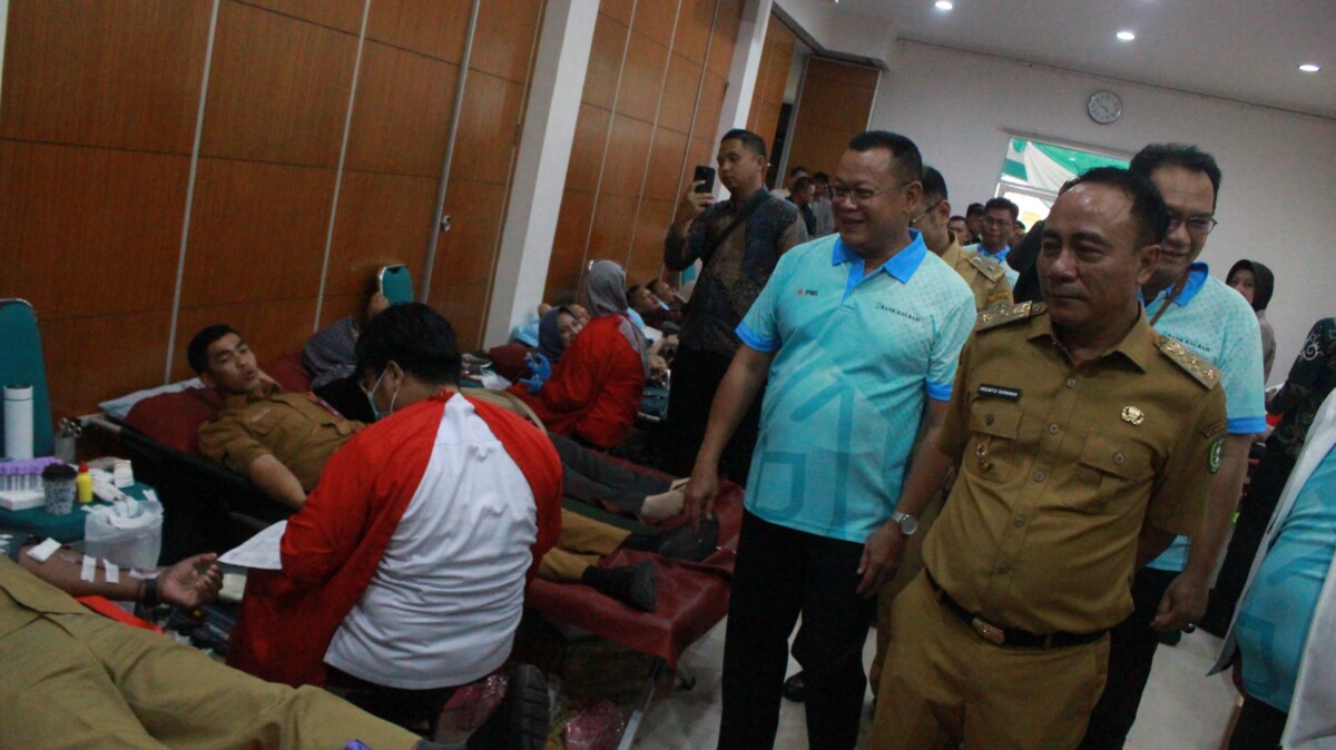 Wakil Gubernur Kalimantan Barat Krisantus Kurniawan bersama Dirut Bank Kalbar, Rokidi saat meninjau pelaksanaan donor darah dalam rangka HUT Bank Kalbar ke 61 di gedung Diklat dana pensiun Bank Kalbar Jalan Budi karya pada Selasa (06/05/2025). Foto : Deny Wahyu Hendrata.