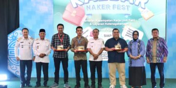 Wakil Bupati Mempawah (nomor 2 dari kiri) pada Kalbar Naker Fest 2025 yang digelar di Pontianak Convention Center, Pontianak.