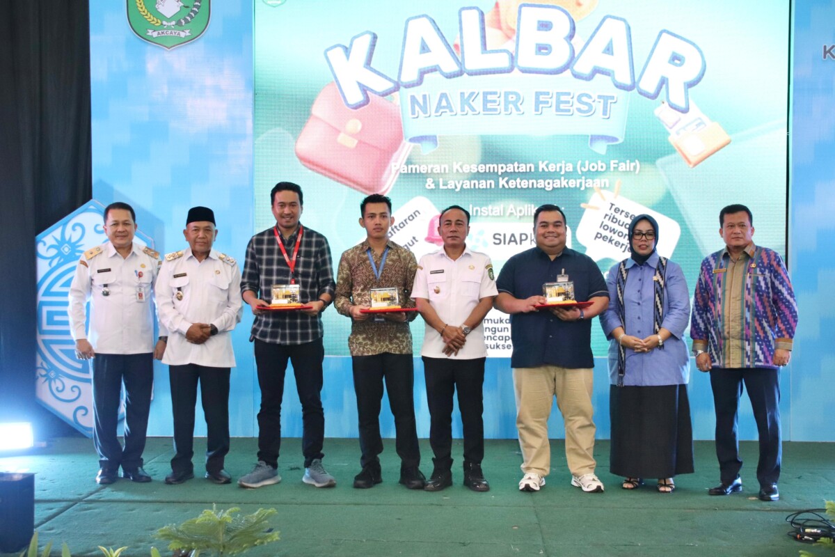 Wakil Bupati Mempawah (nomor 2 dari kiri) pada Kalbar Naker Fest 2025 yang digelar di Pontianak Convention Center, Pontianak.