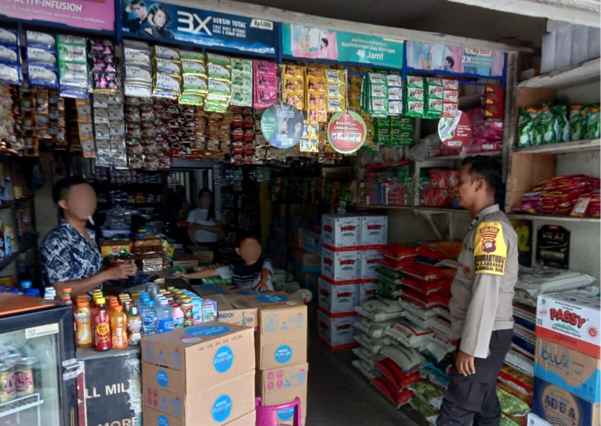 Polres Kubu Raya melalui fungsi Bhabinkamtibmas terus melakukan kegiatan sambang dialogis ke sejumlah pasar tradisional.
