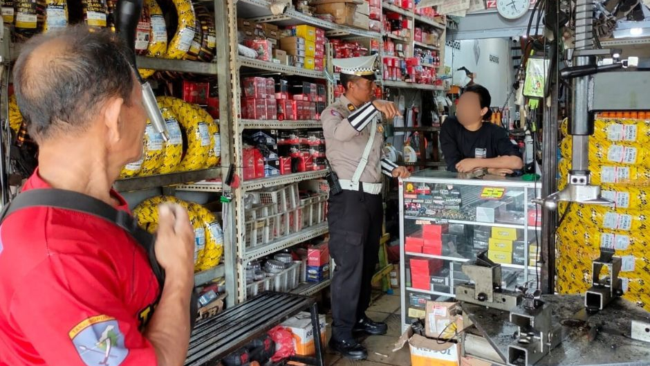 Satuan Lalu Lintas (Satlantas) Polres Kubu Raya melaksanakan sosialisasi dan edukasi langsung kepada pemilik bengkel motor serta pengguna jasa montir