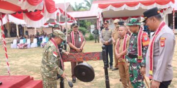 Bupati Sanggau Yohanes Ontot memukul gong tanda dibukanya kegiatan TNI Manunggal Membangun Desa (TMMD) ke-124 Kodim 1204/Sanggau di Desa Marita, Kecamatan Parindu,Kabupaten Sanggau, Selasa (6/5/2025).---Kodim 1204/Sanggau