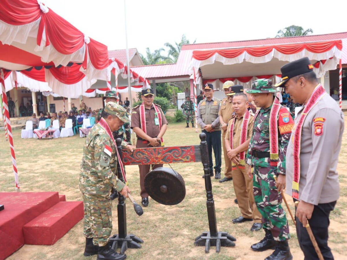 Bupati Sanggau Yohanes Ontot memukul gong tanda dibukanya kegiatan TNI Manunggal Membangun Desa (TMMD) ke-124 Kodim 1204/Sanggau di Desa Marita, Kecamatan Parindu,Kabupaten Sanggau, Selasa (6/5/2025).---Kodim 1204/Sanggau